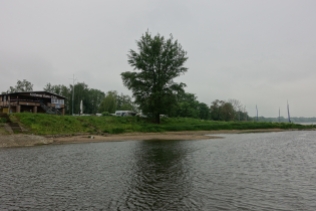 Höhe des Vereinshauses im Vergleich zum normalen Wasserstand der Elbe