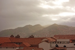 Blick auf die Berge, die Cusco umragen
